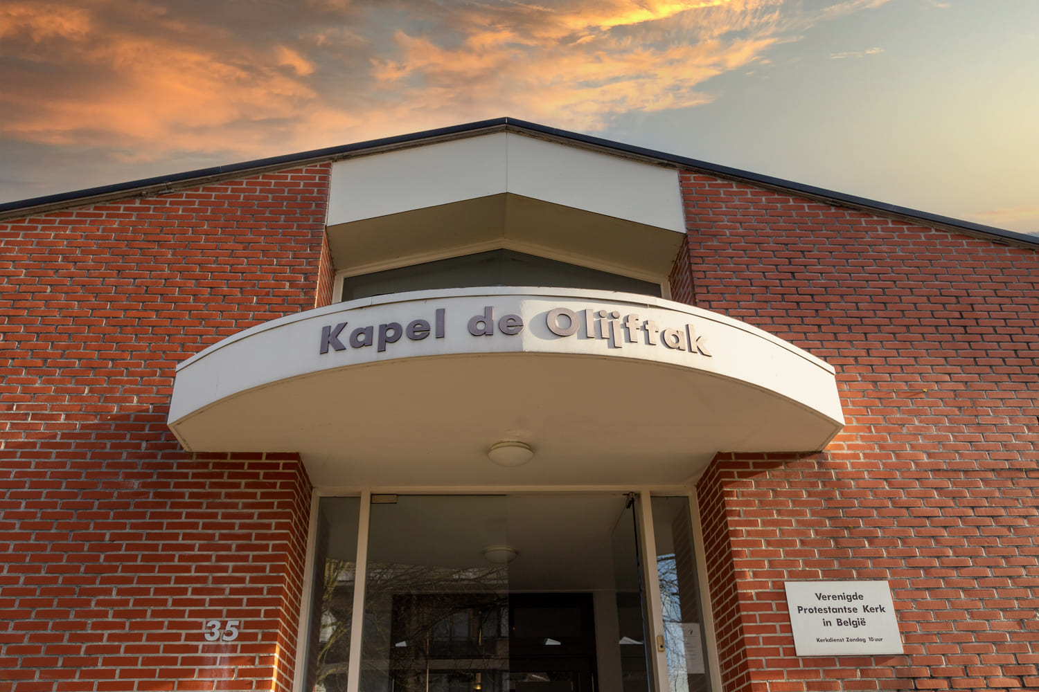 Olijftak-Brasschaat-Afbeelding-Kerkgebouw-Voorzijde